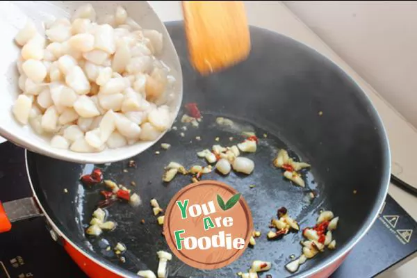 Fried diced scallops with agaric and egg
