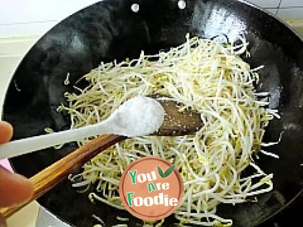 Green bean sprouts cooked in vinegar