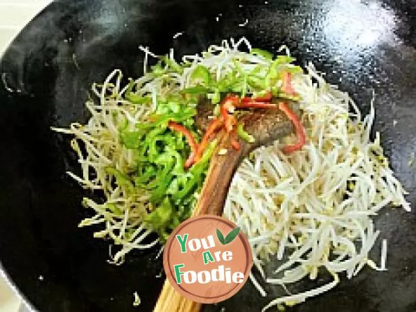 Green bean sprouts cooked in vinegar