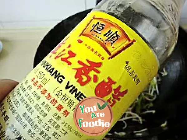 Green bean sprouts cooked in vinegar
