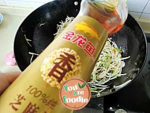 Green bean sprouts cooked in vinegar