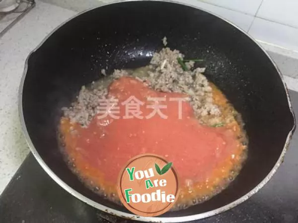 Spaghetti with tomato and minced meat
