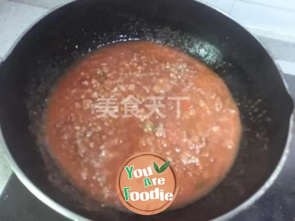 Spaghetti with tomato and minced meat